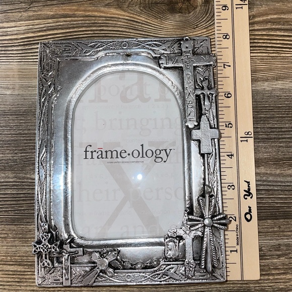 Vintage Frame-ology 1999 3D Crosses Resin Holds 6” x 4” Photo Rear Load EUC - Picture 9 of 9